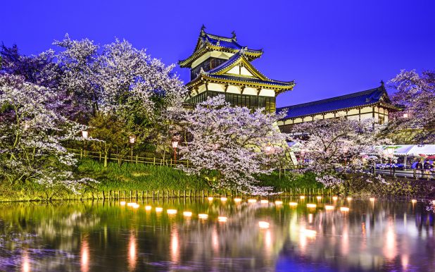 koriyama-castle-yamatokoriyama-japan-pond-trees-cherry-night-2k-wallpaper